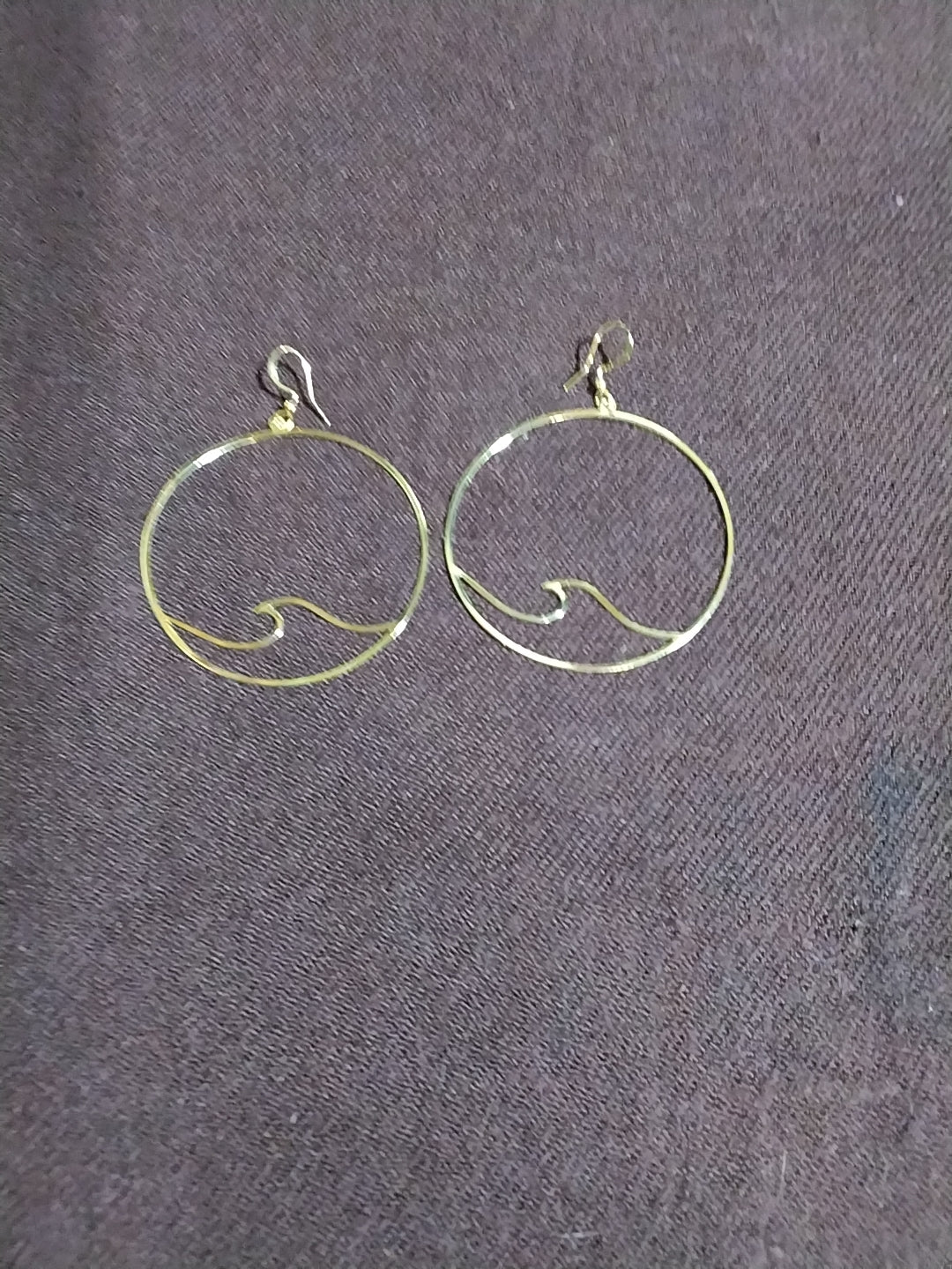 2'' Gold hoop earrings with wave.