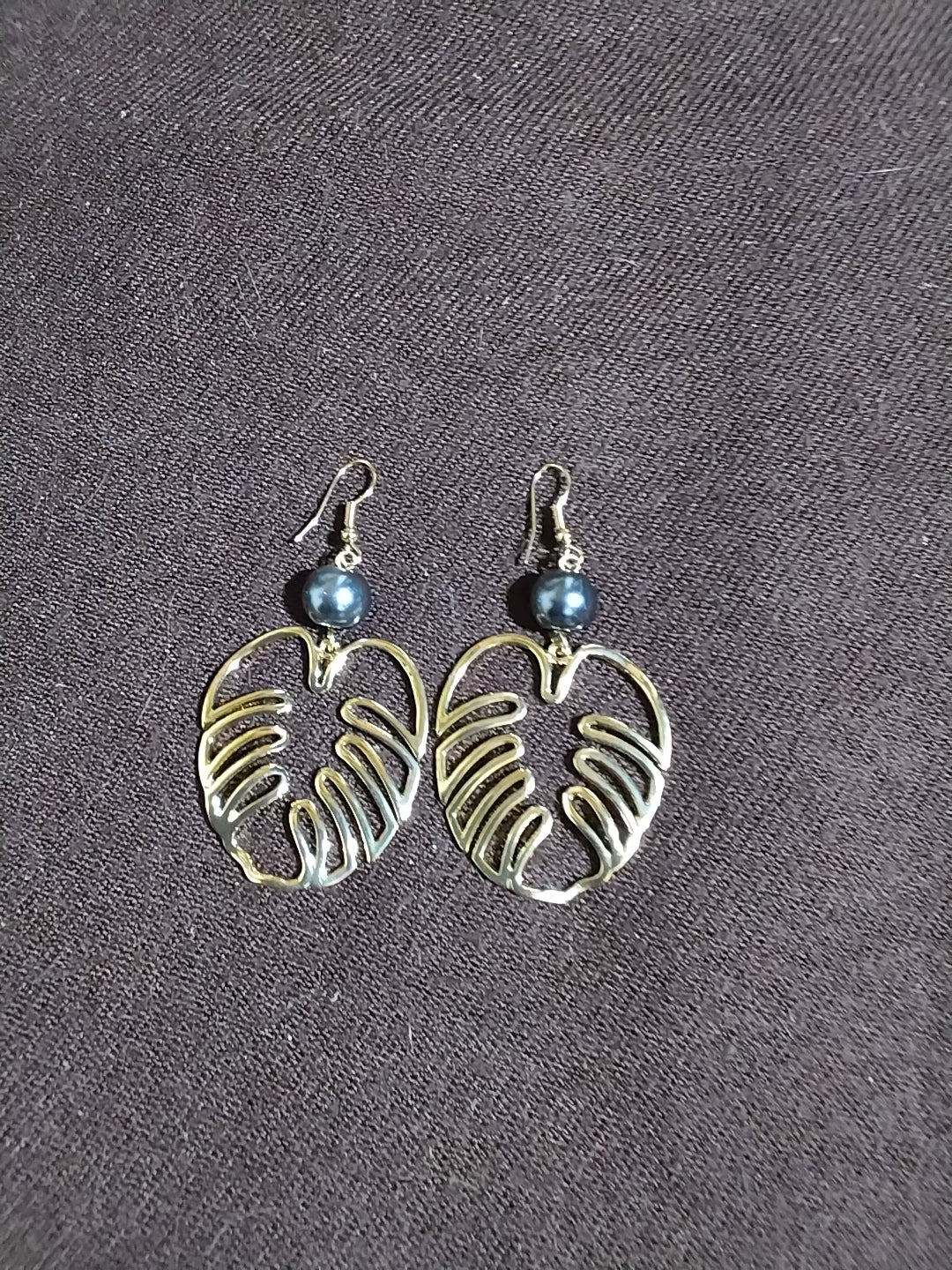 Gold montstera leaf with black pearl