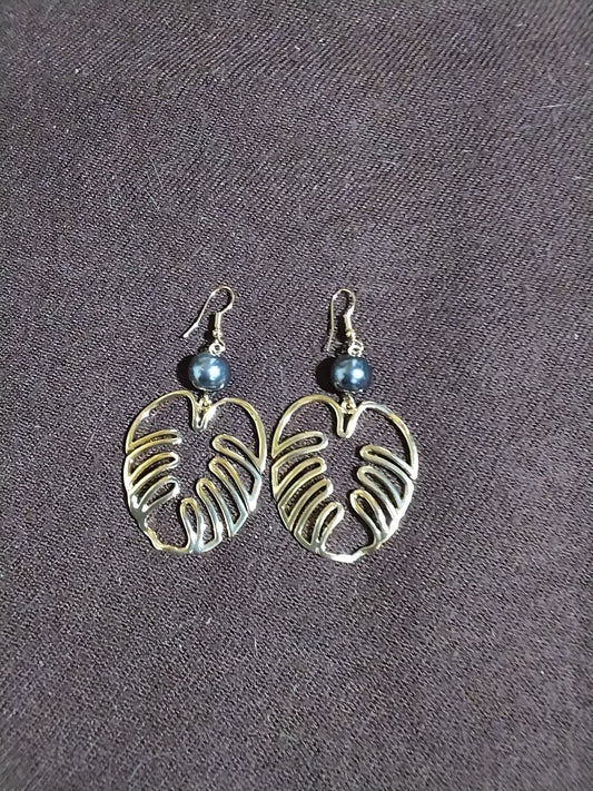 Gold montstera leaf with black pearl