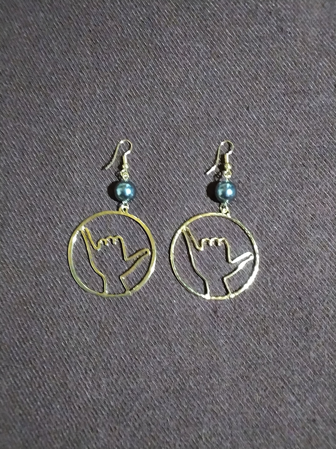 Shaka earrings with pearl